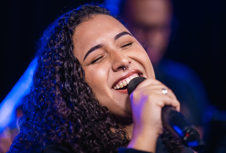 Crias da Pagodeira no streaming: Sara Lachine apresenta single “Ela é Dona Dela”